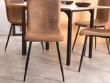 une table avec quatre chaises et un vase posé dessus