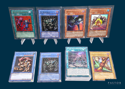 beaucoup de cartes sur la table