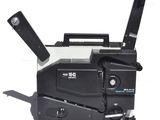 une photo en noir et blanc d'un vieux projecteur de cinéma