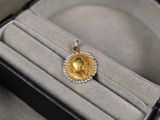 une pièce d'or posée dans une bague, dans une boîte