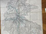 une table sur laquelle est posée une carte de l'Écosse