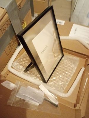 un cadre photo posé sur une boîte en carton