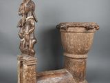 paire d'urnes en bois sculpté ornées d'une statue représentant un homme et une femme