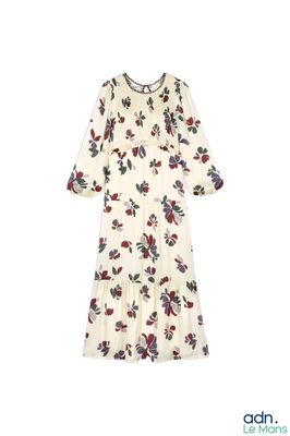 une image représentant une robe blanche ornée d'un motif floral