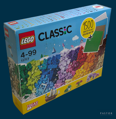 une boîte de Lego posée sur une table