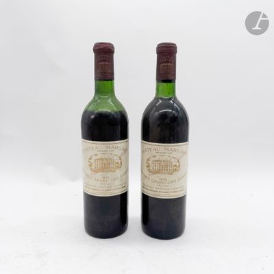 deux bouteilles de vin posées l'une à côté de l'autre sur une surface blanche