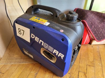 un générateur bleu et noir posé sur un parquet en bois massif