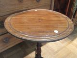 une petite table avec un plateau en bois sur un plancher en bois