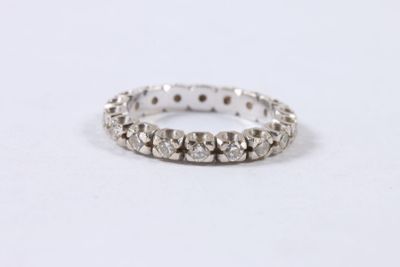 gros plan d'une bague en diamant sur une surface blanche