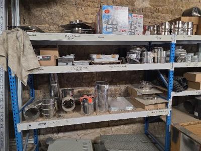 de nombreuses étagères contenant divers objets dans une pièce