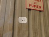 a sign on the side of a building that says no tresse de fumer