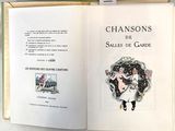 un livre ouvert sur lequel figure l'image d'une femme en robe