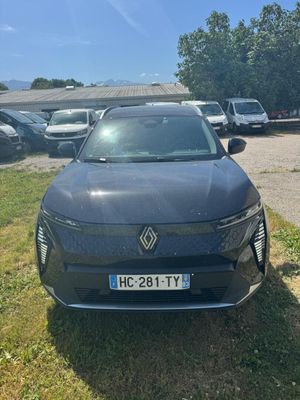 l'avant d'une voiture noire garée sur un parking