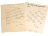 deux vieilles lettres sont posées l'une sur l'autre sur une surface blanche