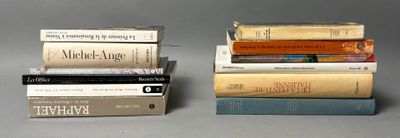 plusieurs livres sont empilés sur une table