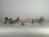 un groupe de chevaux miniatures tirant une calèche dans laquelle se trouve un homme