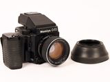 un appareil photo noir et un objectif noir sur fond blanc