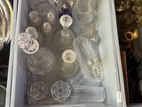 Cette boîte contient de nombreux objets en verre de toutes sortes