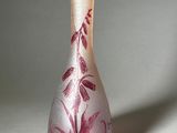 un vase en verre orné d'un motif rose et blanc
