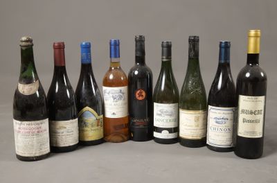 plusieurs bouteilles de vin sont alignées sur une table