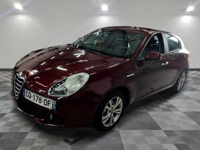 une photo d'une voiture bordeaux garée dans un garage