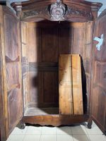 Armoire lyonnaise en noyer mouluré de réserves et sculpté de… (photo 2)