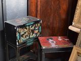 deux petites tables placées l'une à côté de l'autre