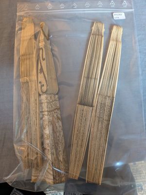 deux morceaux de bois dans un sac posé sur une table