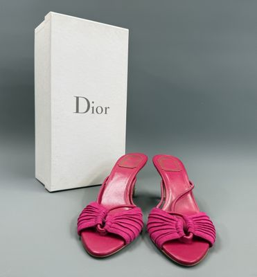 Sandales en cuir rose Christian Dior ornées d'un nœud
