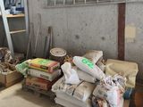 une pile de sacs et de cartons dans un garage