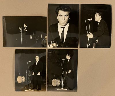 quatre photos en noir et blanc d'un homme en costume-cravate