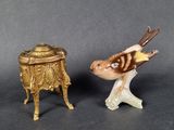 deux figurines d'oiseaux posées l'une à côté de l'autre sur une table