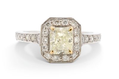 une bague en diamant et en or blanc, avec une monture « halo » originale