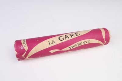 un rouge à lèvres rose posé sur une table