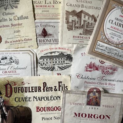 beaucoup de bouteilles de vin sur la table