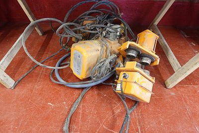 un tas de fils et d'outils posés par terre