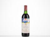 une bouteille de vin rouge posée sur une table
