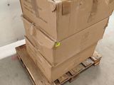 une pile de cartons posée sur une palette dans une pièce
