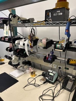une photo d'un poste de travail équipé de nombreux appareils électroniques
