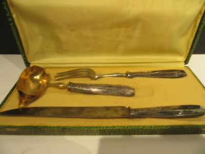 une boîte contenant de l'argenterie sur une table