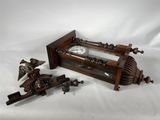 une horloge posée sur une table