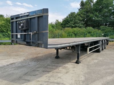 une remorque à plateau garée sur le bord de la route