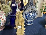 de nombreux vases posés sur une table bleue