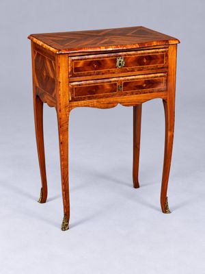 une petite table en bois avec un tiroir d'un côté et un autre tiroir de l'autre côté