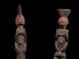 deux petites figurines en argile représentant un homme et une femme