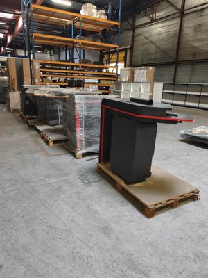 Les cartons et les palettes sont empilés sur des palettes dans un entrepôt