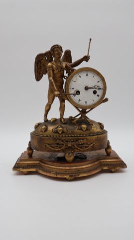 Charmante pendule en bronze à décor d’un ange joueur de tambour. ...