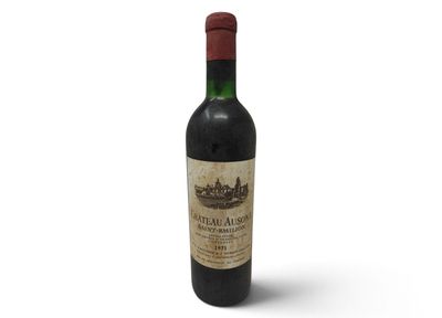une bouteille de vin posée sur une surface blanche