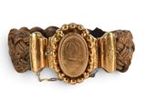 un bracelet ancien en or orné d'une pièce de monnaie