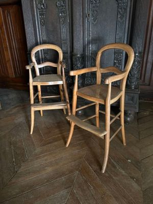 deux chaises en bois assises l'une à côté de l'autre sur un plancher en bois